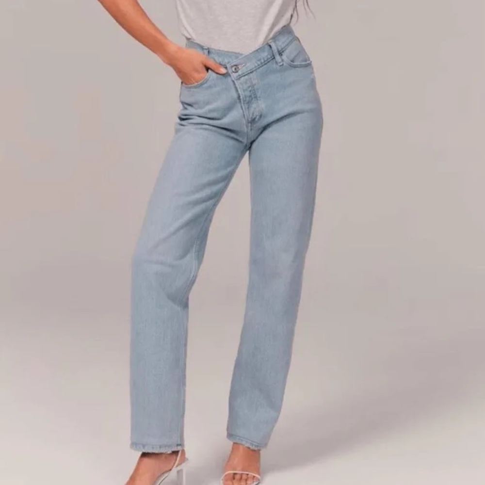 Abercrombie and Fitch- Light Wash, The Dad, High Rise, Straight Women Jeans